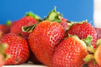 Schön aromatisch: Damit das so bleibt, bewahrt man Erdbeeren am besten ungewaschen und mit Blattkelch auf.