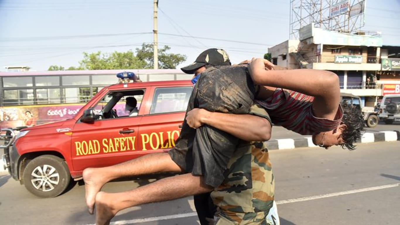 Ein Soldat trägt einen Jungen nach einem Gasunglück an einer Chemiefabrik in Indien.