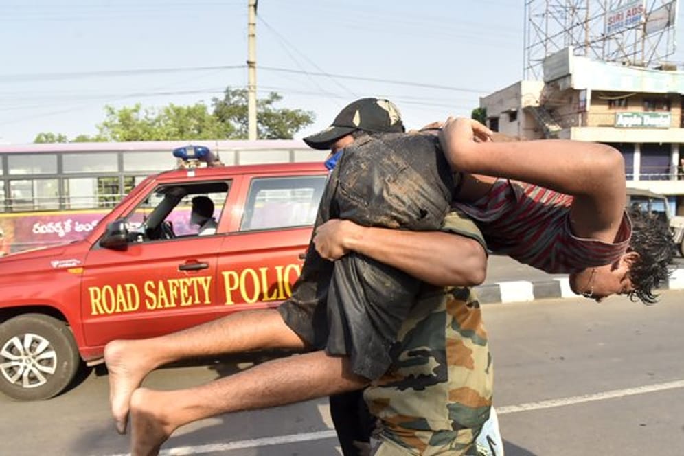 Ein Soldat trägt einen Jungen nach einem Gasunglück an einer Chemiefabrik in Indien.