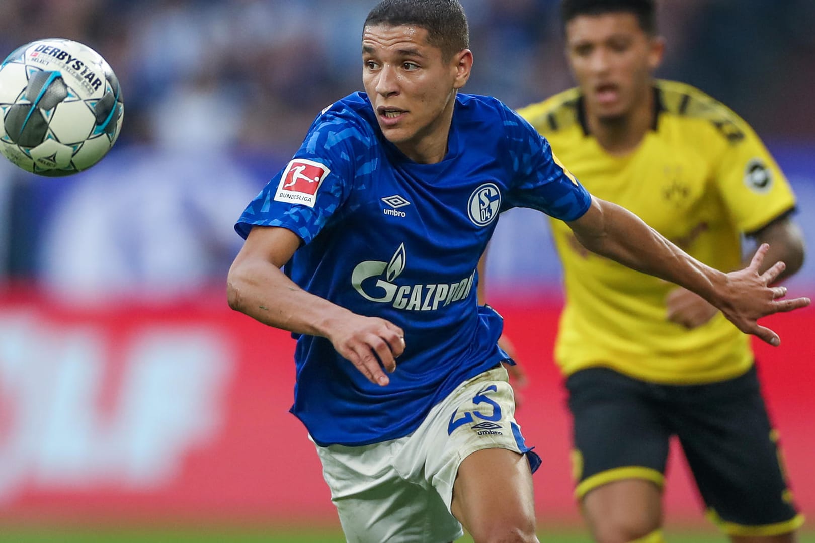 Am ersten Spieltag nach der Corona-Pause steht das Revier-Derby zwischen Borussia Dortmund und Schalke 04 im Fokus. In der Hinrunde hatten sich beide Mannschaften 0:0 unentschieden getrennt.