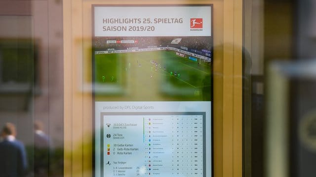 Ein Monitor steht im Eingangsbereich der Zentrale der Deutschen Fußball Liga (DFL). Ein Monitor steht im Eingangsbereich der Zentrale der Deutschen Fußball Liga (DFL).
