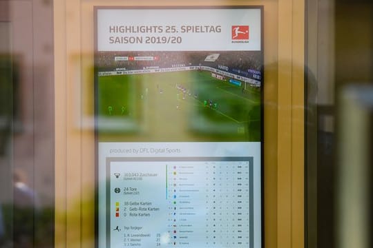 Ein Monitor steht im Eingangsbereich der Zentrale der Deutschen Fußball Liga (DFL).