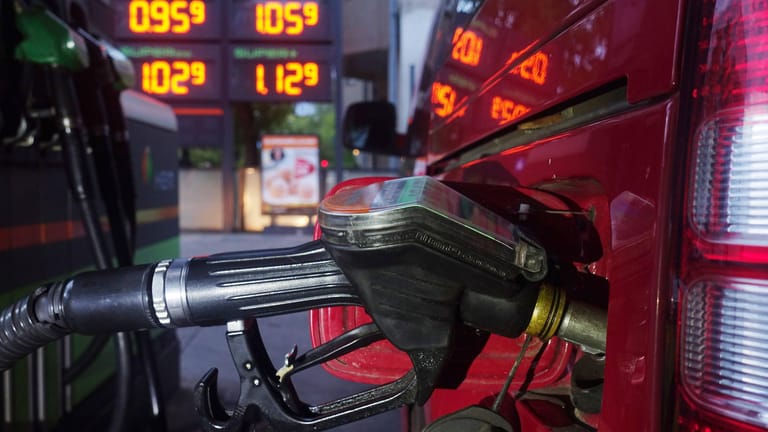 Benzinpreise: An Autohöfen kostet der Sprit im Schnitt aber bis zu vier Cent pro Liter mehr.