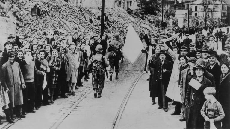 München 1945 : Die Bevölkerung begrüßt einrückende Soldaten der 7. US-Armee.