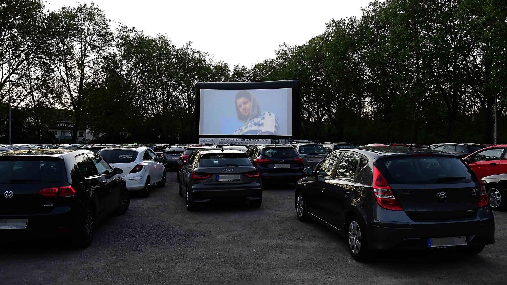 Zahlreiche Pkw in einem Autokino: Das Wuppertaler Autokino wird um eine Bühne für Konzerte und Lesungen erweitert. Zahlreiche Pkw in einem Autokino: Das Wuppertaler Autokino wird um eine Bühne für Konzerte und Lesungen erweitert.