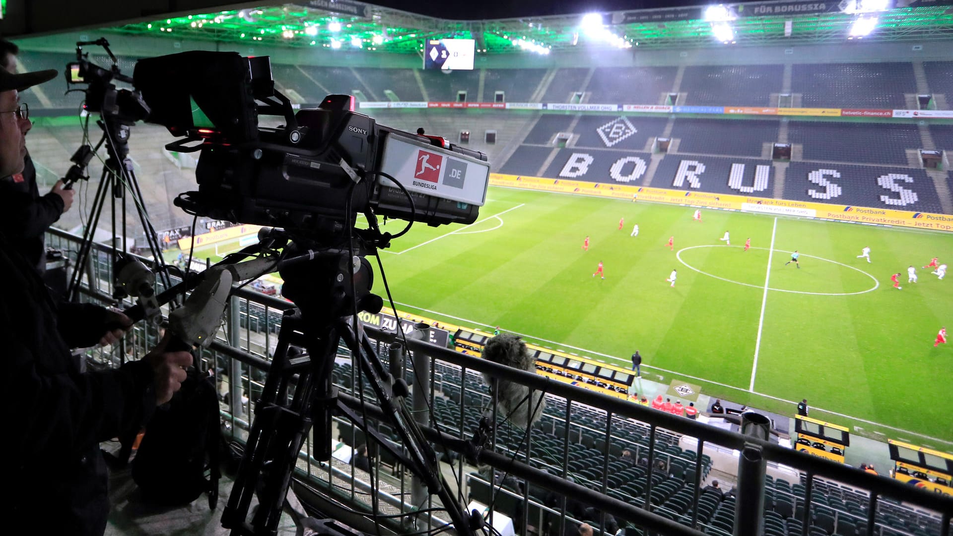 Geisterspiel vor leeren Rängen: Der Bezahlsender Sky hat bekanntgegeben, die Bundesligakonferenz zweimal im Free-TV zu zeigen. Geisterspiel vor leeren Rängen: Der Bezahlsender Sky hat bekanntgegeben, die Bundesligakonferenz zweimal im Free-TV zu zeigen.