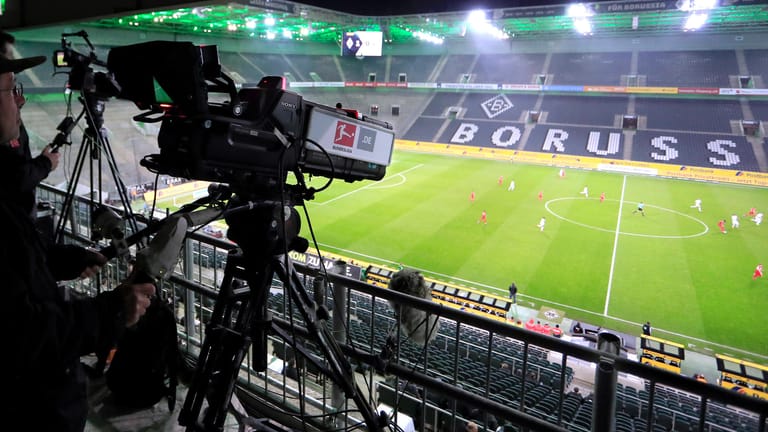 Geisterspiel vor leeren Rängen: Der Bezahlsender Sky hat bekanntgegeben, die Bundesligakonferenz zweimal im Free-TV zu zeigen.