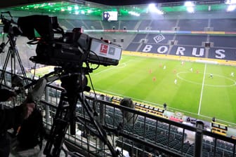 Geisterspiel vor leeren Rängen: Der Bezahlsender Sky hat bekanntgegeben, die Bundesligakonferenz zweimal im Free-TV zu zeigen.