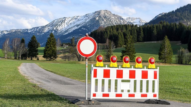 Geschlossener Grenzübergang Unterjoch zwischen Deutschland und Österreich: Die bayerische Regierung setzt sich für eine Grenzöffnung ein.