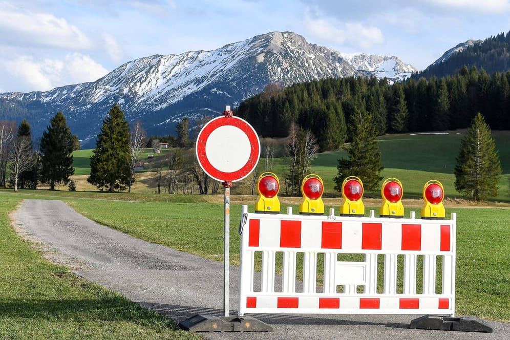 Geschlossener Grenzübergang Unterjoch zwischen Deutschland und Österreich: Die bayerische Regierung setzt sich für eine Grenzöffnung ein.
