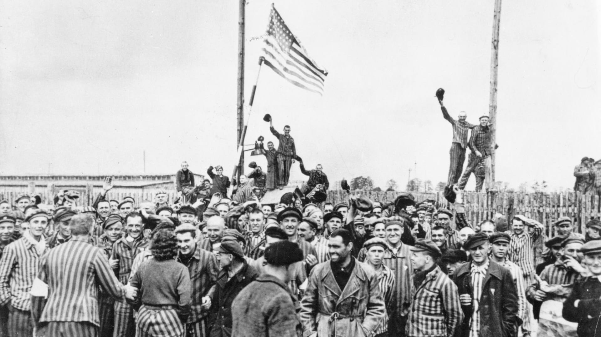 Deutschland 1945: Amerikanische Soldaten befreiten am 29. April 1945 das KZ Dachau – auf dem Appellplatz versammeln sich die Häftlinge nach ihrer Befreiung.