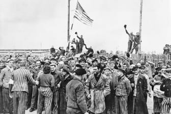 Deutschland 1945: Amerikanische Soldaten befreiten am 29. April 1945 das KZ Dachau – auf dem Appellplatz versammeln sich die Häftlinge nach ihrer Befreiung.