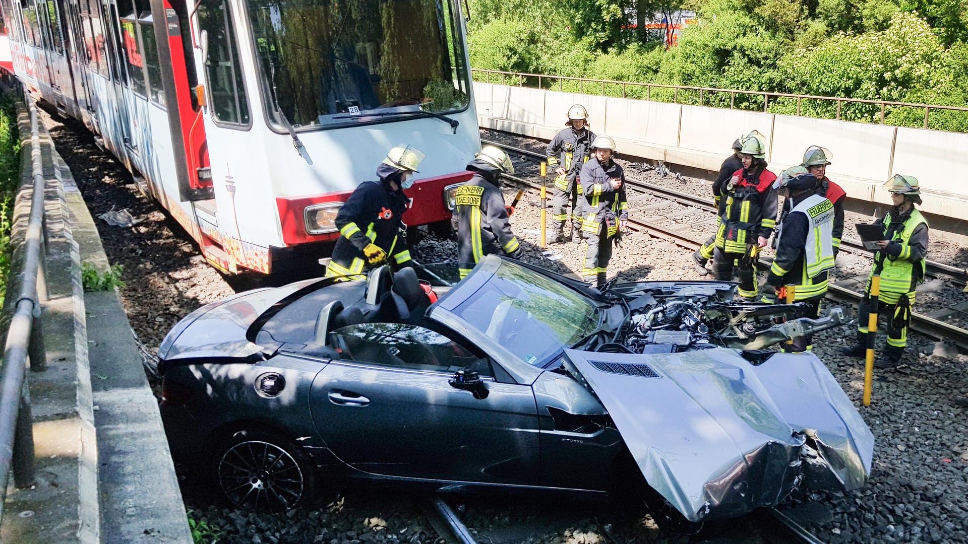 Ein Auto liegt vor einer Bahn in Düsseldorf: Ein Pkw ist in ein Gleisbett gestürzt. Ein Auto liegt vor einer Bahn in Düsseldorf: Ein Pkw ist in ein Gleisbett gestürzt.