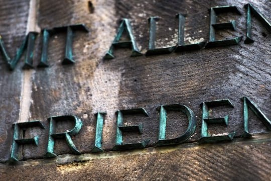Am Mahnmal auf dem Sowjetischen Garnisonsfriedhof in Dresden.