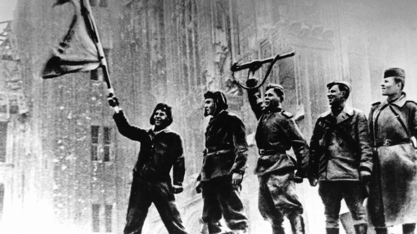 Berlin 1945: Die Rote Armee feierte den Sieg über den Faschismus – Berlin wurde danach von Russen, Amerikanern, Engländern und Franzosen in vier Sektoren geteilt.