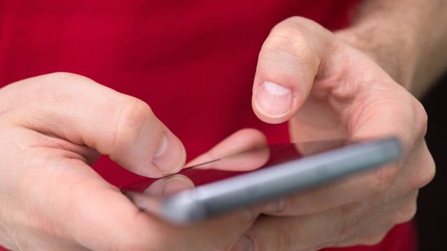 Mit dem Smartphone ist das Internet immer zur Hand - die Deutschen surfen daher vor allem über ihr Mobiltelefon. Mit dem Smartphone ist das Internet immer zur Hand - die Deutschen surfen daher vor allem über ihr Mobiltelefon.
