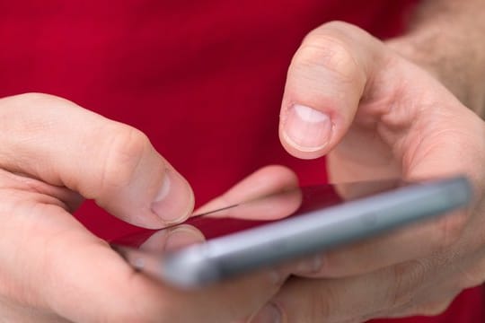 Mit dem Smartphone ist das Internet immer zur Hand - die Deutschen surfen daher vor allem über ihr Mobiltelefon.