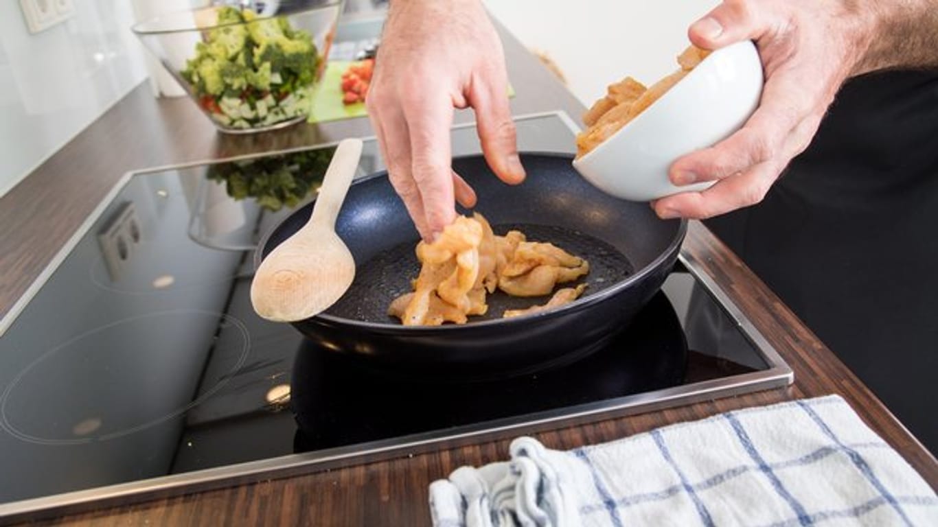Fett aus der Pfanne oder Ölspritzer vom Salat: Wenn bei der Essenzubereitung mal etwas daneben geht, braucht das Kochfeld die richtige Pflege.