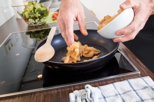 Fett aus der Pfanne oder Ölspritzer vom Salat: Wenn bei der Essenzubereitung mal etwas daneben geht, braucht das Kochfeld die richtige Pflege.