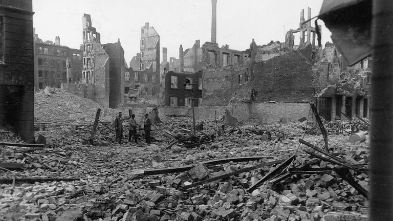 Hamburg: Die alliierten Bombenangriffe während der Operation Gomorrha 1943 zerstörten große Teile der Stadt.