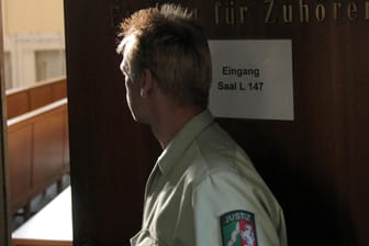 Ein Justizbeamter öffnet eine Tür im Landgericht Wuppertal: Ein vorbestrafter Missbrauchstäter muss sich erneut vor Gericht verantworten.