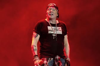 Axl Rose: Der Sänger der Rockband Guns N' Roses hat sich auf Twitter einen Schlagabtausch mit dem US-Finanzminister Steven Mnuchin geliefert.