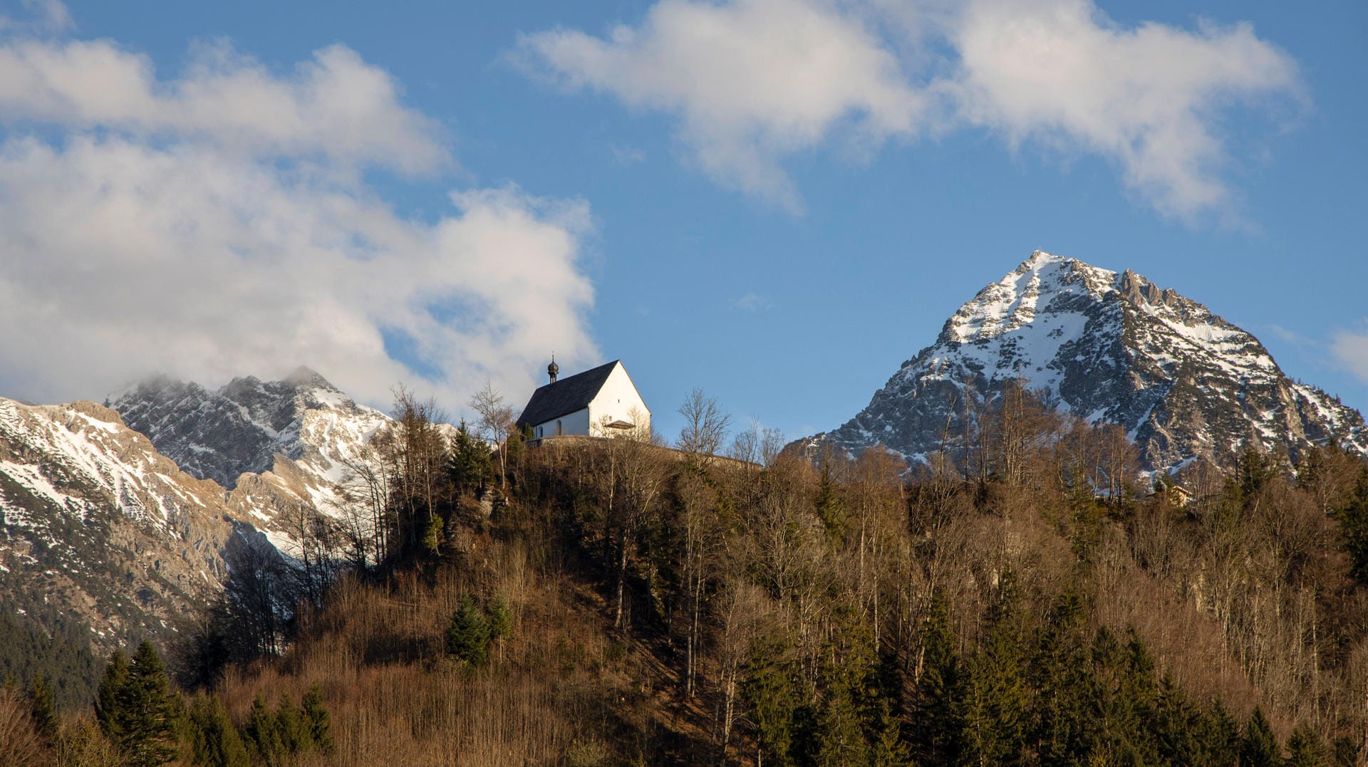 Allgäuer Alpen: Ein Mann stürzte bei einer Wanderung ab und starb. Allgäuer Alpen: Ein Mann stürzte bei einer Wanderung ab und starb.