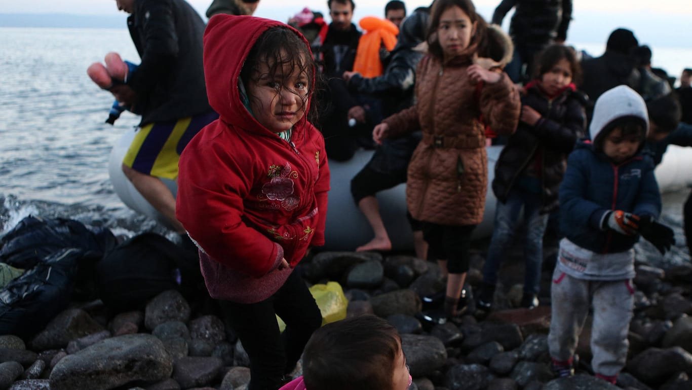 Kinder kommen auf der Insel Lesvos in Griechenland an: Die UN warnt vor Folgen der Corona-Krise für Flüchtlinge.