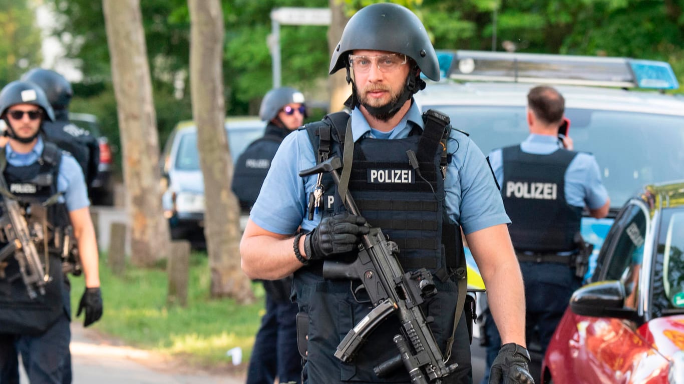 Schwer bewaffnete Polizisten im Einsatz: In Darmstadt kam es zu einer Schießerei in einem Wohngebiet.