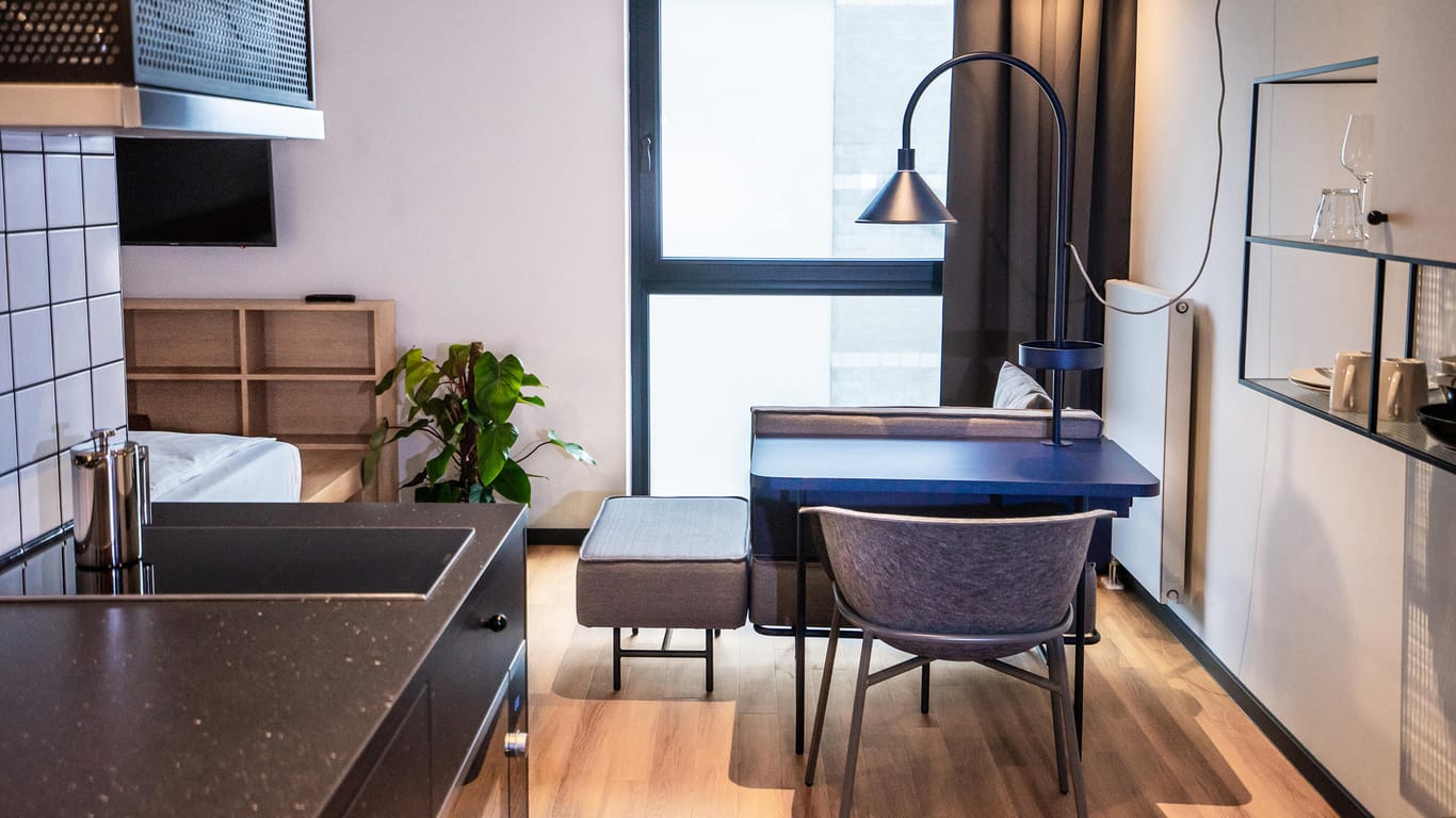Ein Tisch in einem Hotel: In Bielefeld können Bürger nun auch Hotelzimmer als Büro nutzen.