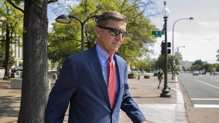 Michael Flynn, ehemaliger Trump-Nationalsicherheitsberater, verlässt nach einer Statusanhörung das Bundesgerichtsgebäude.