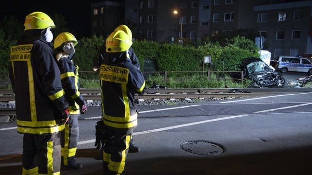 Ein völlig zerstörter PKW liegt nach dem Unfall neben den Gleisen