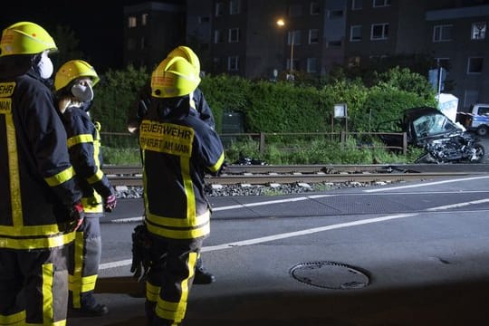 Ein völlig zerstörter PKW liegt nach dem Unfall neben den Gleisen