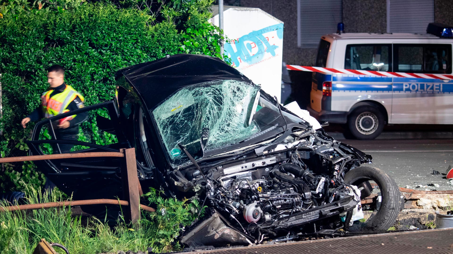 Ein völlig zerstörter PKW liegt nach einem tödlichen Verkehrsunfall neben den Gleisen: Bei dem Zusammenstoß mit einem Zug der Hessischen Landesbahn wurde eine Fußgängerin getötet. Ein völlig zerstörter PKW liegt nach einem tödlichen Verkehrsunfall neben den Gleisen: Bei dem Zusammenstoß mit einem Zug der Hessischen Landesbahn wurde eine Fußgängerin getötet.