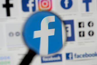 Facebook-Logo (Symbolbild): Mediziner weltweit fordern eine härtere Gangart gegen Falschinformationen im Netz.