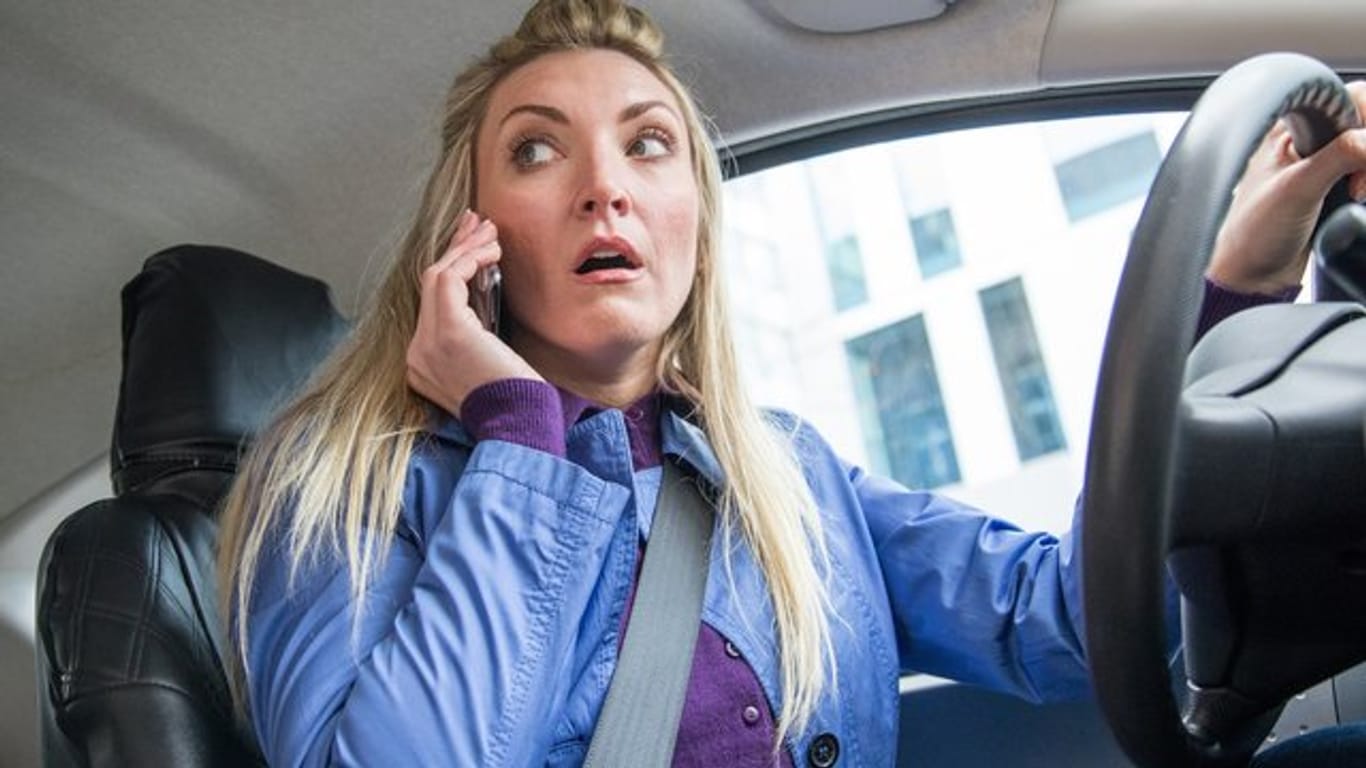 Telefonieren am Steuer ohne Freisprecheinrichtung ist verboten - und kann leicht zu Unfällen führen.