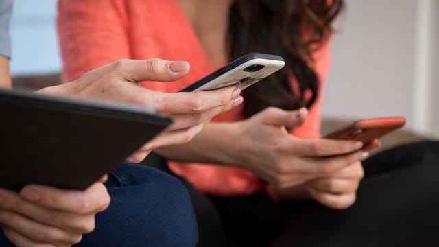 Der Griff zum Smartphone ist für viele Gewohnheit.