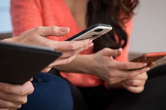 Der Griff zum Smartphone ist für viele Gewohnheit.