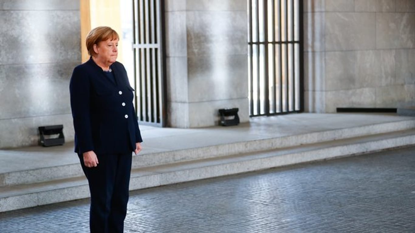 Bundeskanzlerin Angela Merkel nimmt an einer Kranzniederlegung zum 75.