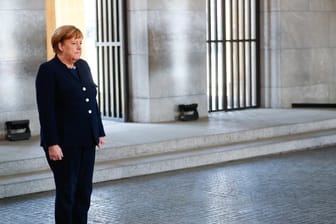 Bundeskanzlerin Angela Merkel nimmt an einer Kranzniederlegung zum 75.