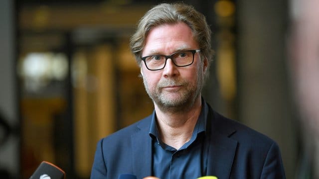 Dirk Adams (Bündnis 90/Die Grünen) spricht zu Journalisten