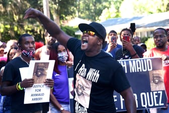 Schwarze protestieren und fordern Gerechtigkeit nach dem Tod von Ahmaud Arbery: Schon im Februar wurde der 25-Jährige erschossen, jetzt sorgten Videoaufnahmen für Empörung.
