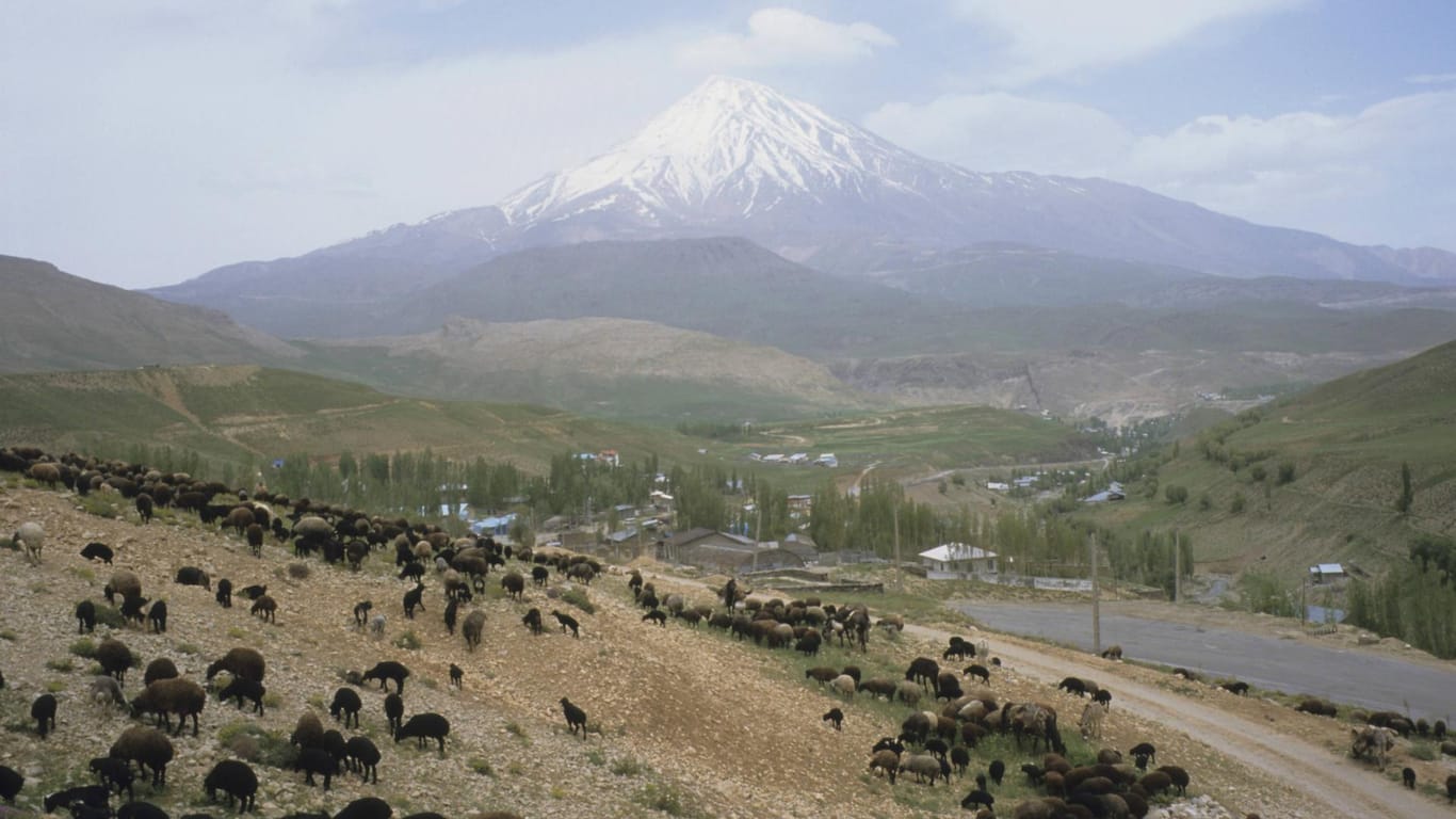 Der Vulkan Damavand im Iran: Nach einem Erdbeben wächst die Sorge vor einem Ausbruch.