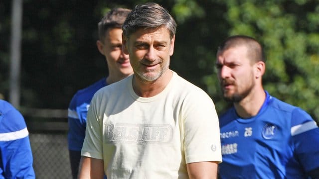 Erwartet Gehaltseinbußen im Profi-Fußball: Sportdirektor Oliver Kreuzer (M) beim Training des Karlsruher SC. Erwartet Gehaltseinbußen im Profi-Fußball: Sportdirektor Oliver Kreuzer (M) beim Training des Karlsruher SC.