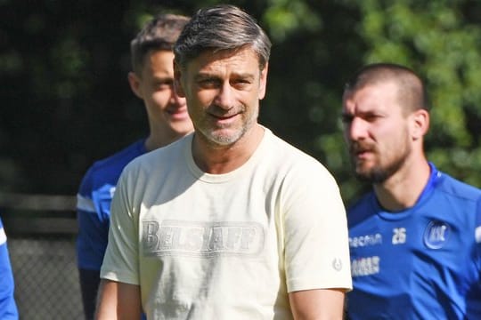 Erwartet Gehaltseinbußen im Profi-Fußball: Sportdirektor Oliver Kreuzer (M) beim Training des Karlsruher SC.