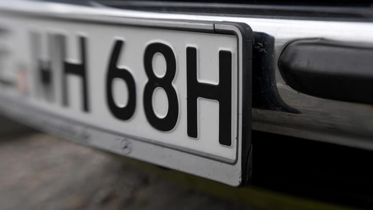 H-Kennzeichen: Das Oldtimer-Kennzeichen können nur Fahrzeuge erhalten, die mindestens 30 Jahre alt sind.