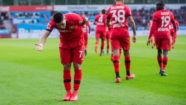 Jubel mit Abstand geht: Leverkusens Paulinho (l) verneigt sich nach einem Tor 0 vor den Fans. Jubel mit Abstand geht: Leverkusens Paulinho (l) verneigt sich nach einem Tor 0 vor den Fans.