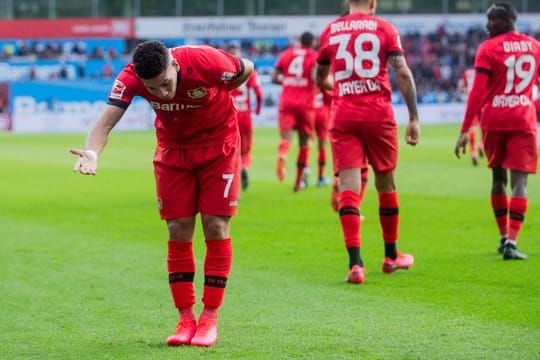 Jubel mit Abstand geht: Leverkusens Paulinho (l) verneigt sich nach einem Tor 0 vor den Fans.