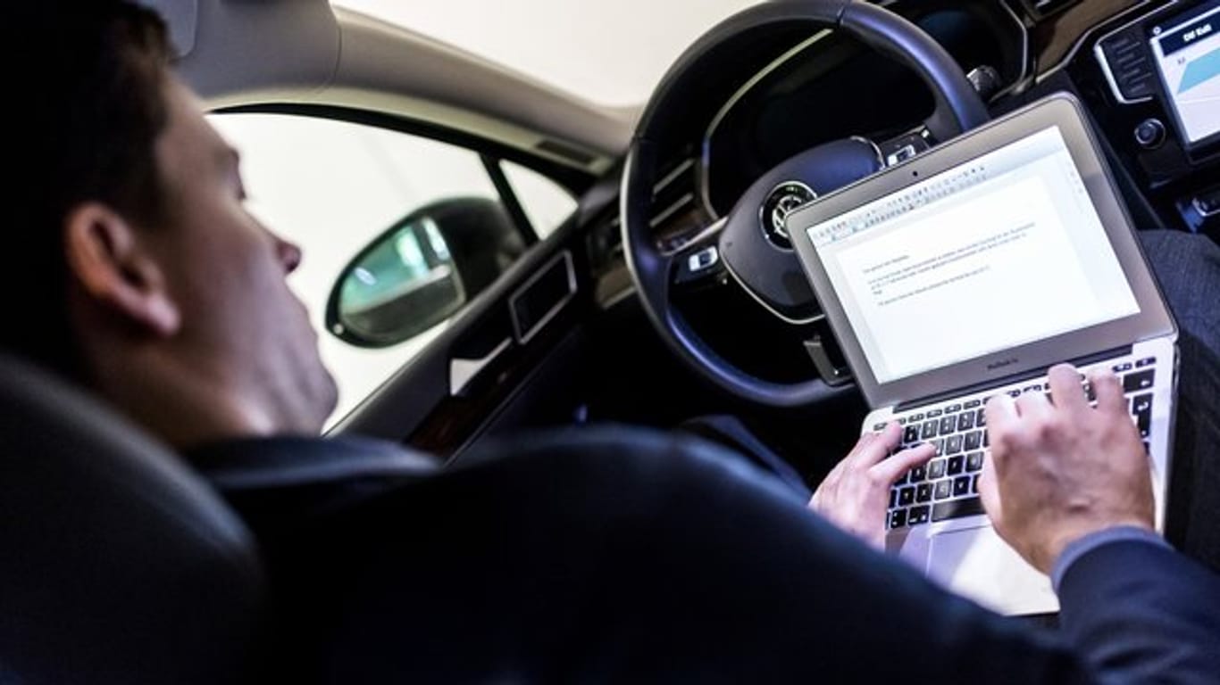 Unterwegs einen Text tippen und ins Büro schicken? Mit der richtigen Ausstattung funktioniert mobiles Arbeiten auch im Auto.