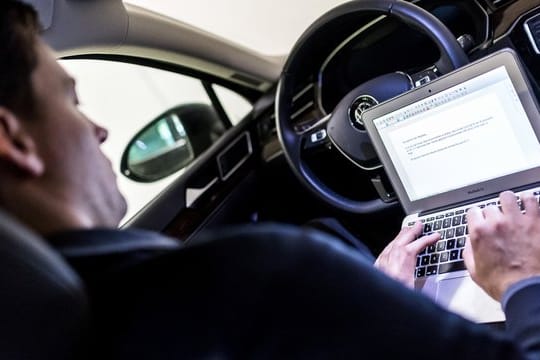 Unterwegs einen Text tippen und ins Büro schicken? Mit der richtigen Ausstattung funktioniert mobiles Arbeiten auch im Auto.